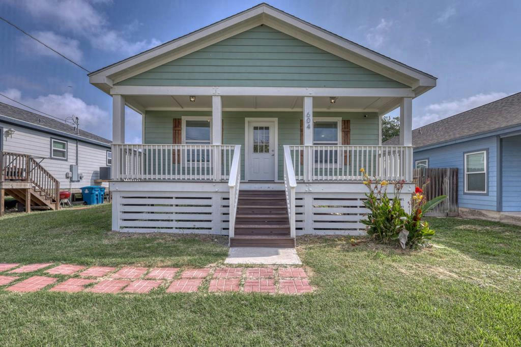 604 E HACKBERRY ST, ROCKPORT, TX 78382, photo 1 of 26